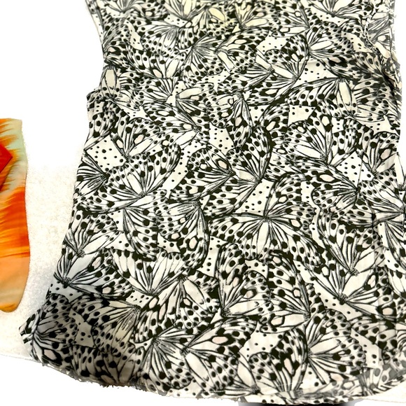 Women’s butterfly print blouse. - Picture 2 of 2